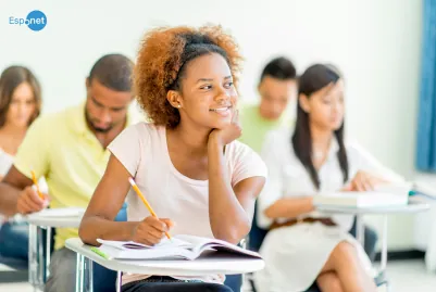 Brasil não precisa ficar rico para dar salto de qualidade na educação, diz diretor da OCDE