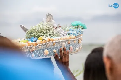 Caçadores de presentes: oferendas para Iemanjá se tornam artigos disputados