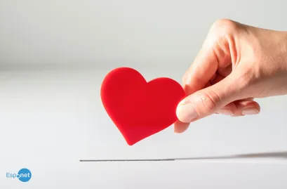 Multidão vibra muito com resgate de família dos escombros de prédio após terremoto na Síria